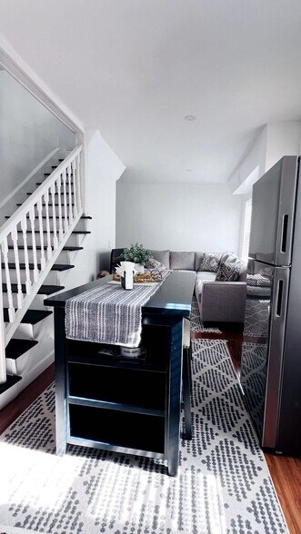 Building Photo - 21 Bullocks Point Ave