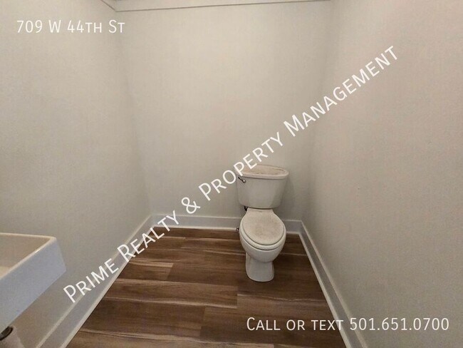 Building Photo - 709 W 44th St