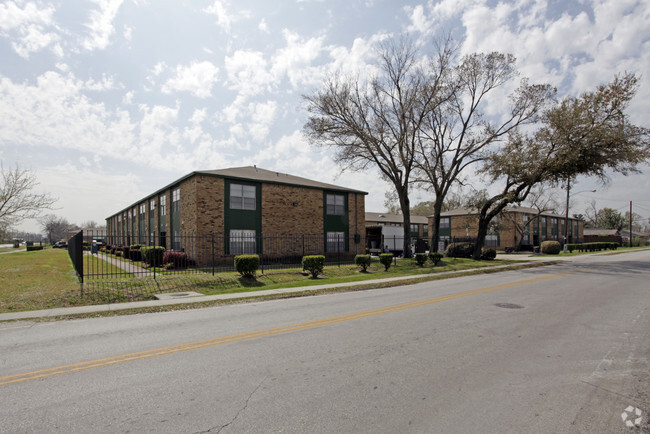 Primary Photo - Concord Green Apartments