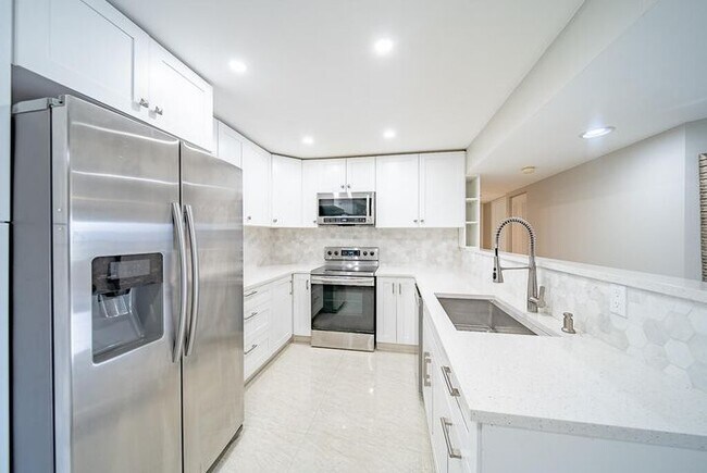 Building Photo - 13810 Oneida Dr