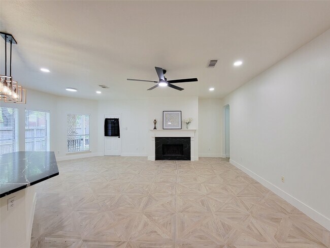 Building Photo - 218 Windrift Ct