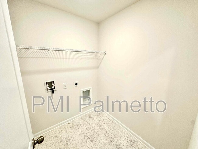 Building Photo - 412 Delahays Rd