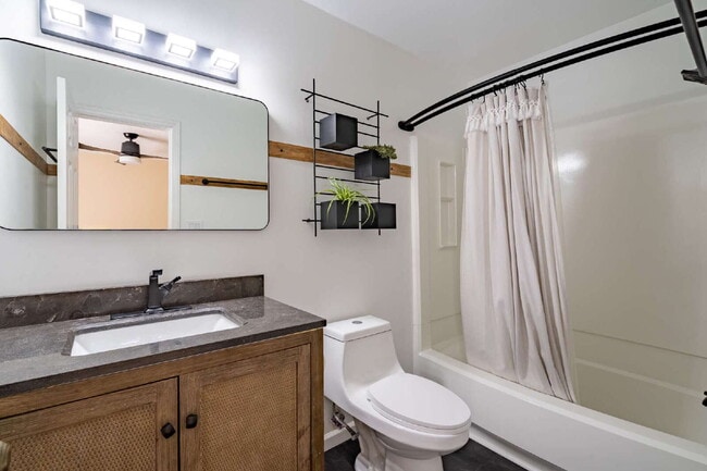 Building Photo - Two Bedroom Townhome in Raleigh's Heart!