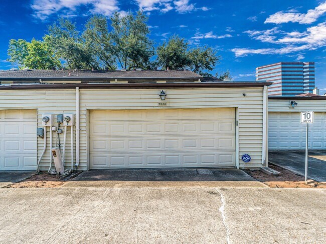 Building Photo - 2568 Bering Dr