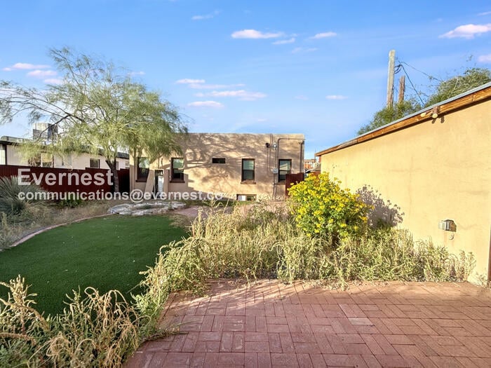 Building Photo - 934 E 7th St