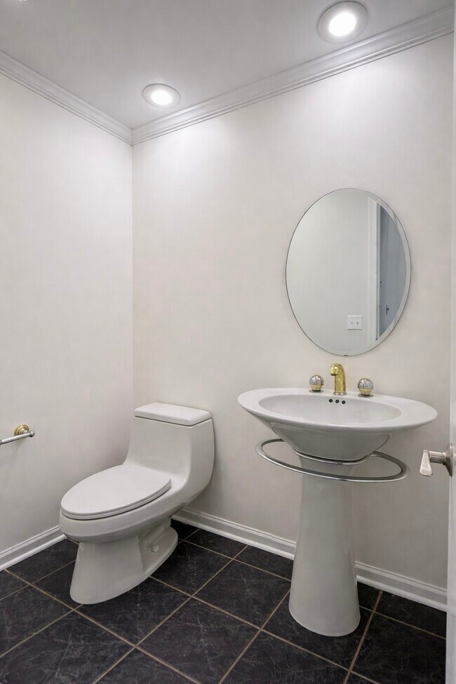 Building Photo - 362 Town Pl Cir