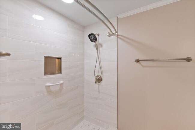 Building Photo - 6860 Williamsburg Pond Ct