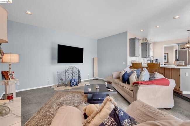 Building Photo - 5640 Edgeview Dr