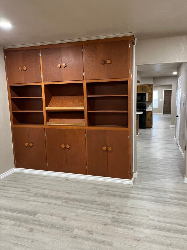 Building Photo - 215 W Grand St