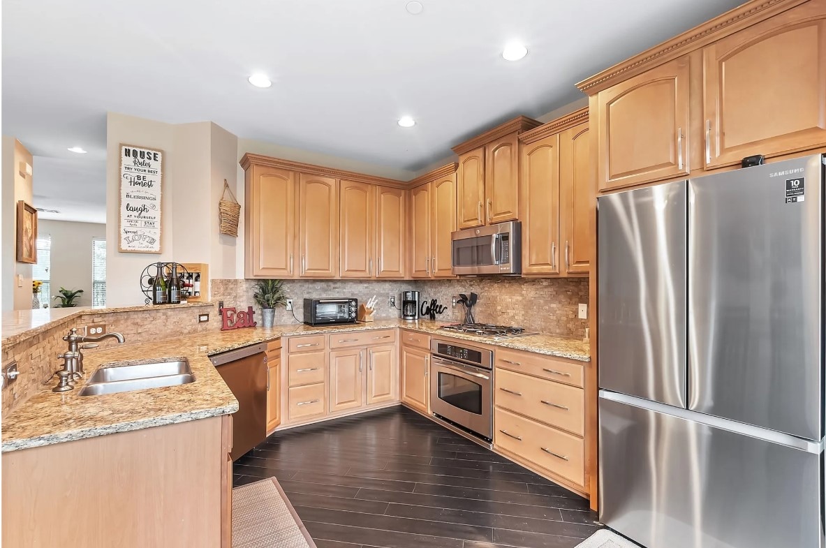 Building Photo - Room in Townhome on Chase Ln