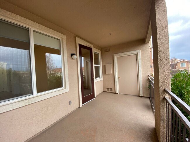 Building Photo - Beautiful Phoenician Apartments - 2 Bed, 2...