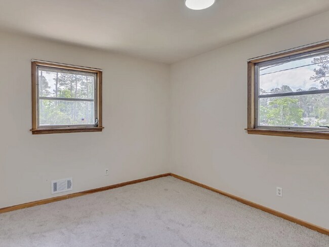 Building Photo - 1114 Terrace Cir
