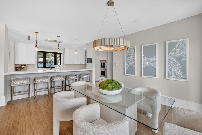 Building Photo - 400 Mola Ave