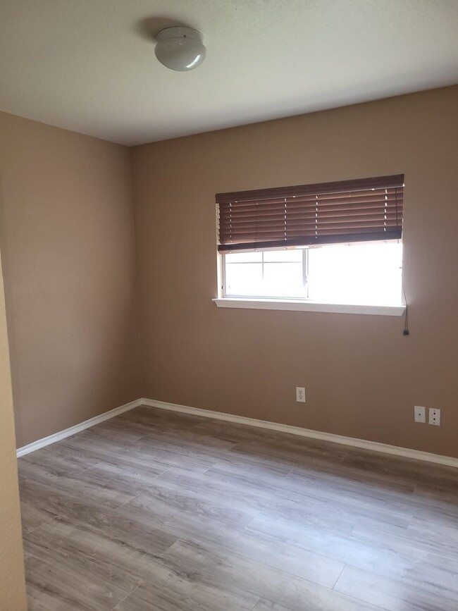 Building Photo - Well Maintained Corner Lot Property Ready ...