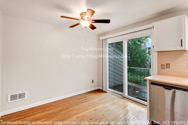 Building Photo - Charming Two Bedroom Condo with Close Access to I-5!
