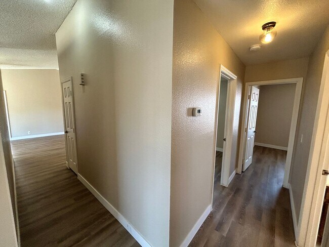 Building Photo - *NEW* Paint *NEW* Flooring *NO* HOA Glenda...