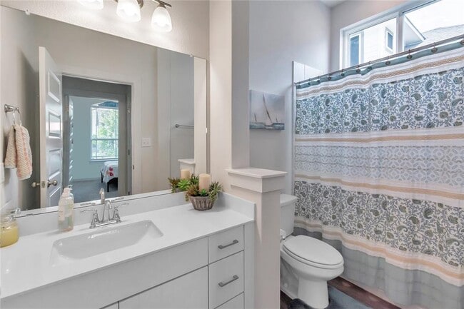 Building Photo - 563 Saturnia Dr