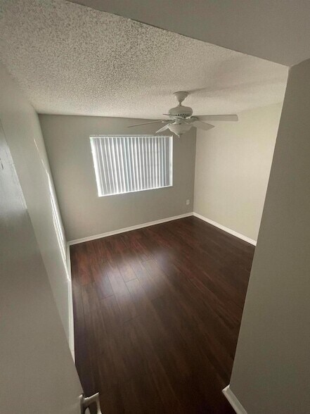 Building Photo - 400 Crestwood Ct N