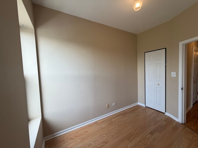 Building Photo - 4055 S Calumet Ave