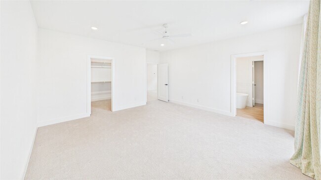Building Photo - 9609 Valeca Dr
