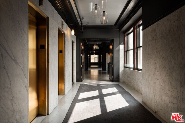 Building Photo - 460 S Spring St