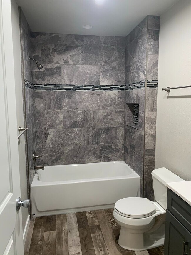 Building Photo - FULLY REMODELED Large 4/2, Close to Enloe and Chico State