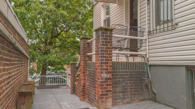 Building Photo - 12 Carlton Ave