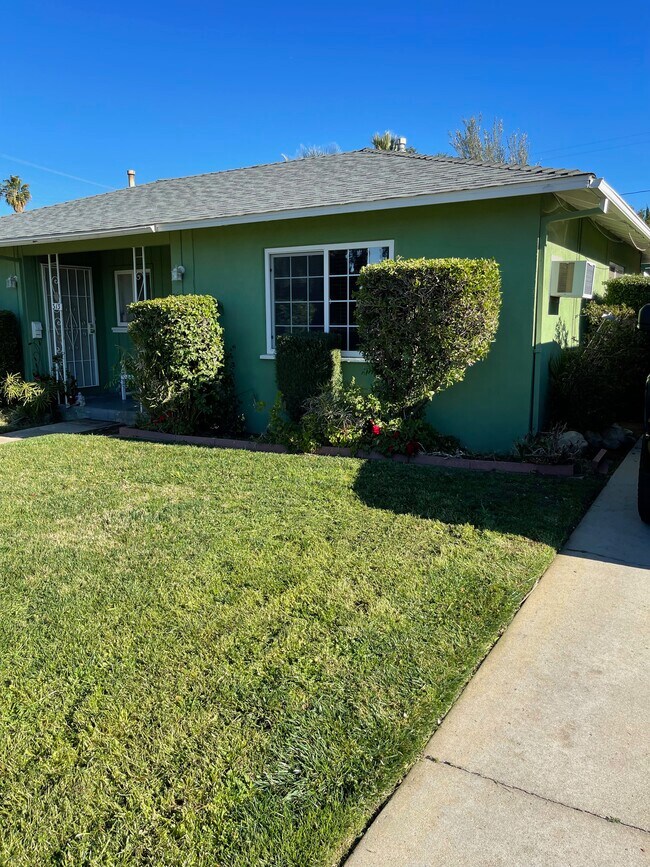 Building Photo - 313 Bond St