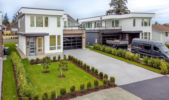 Building Photo - Edgewood Stunner