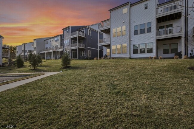 Building Photo - 21 Dahlia Dr