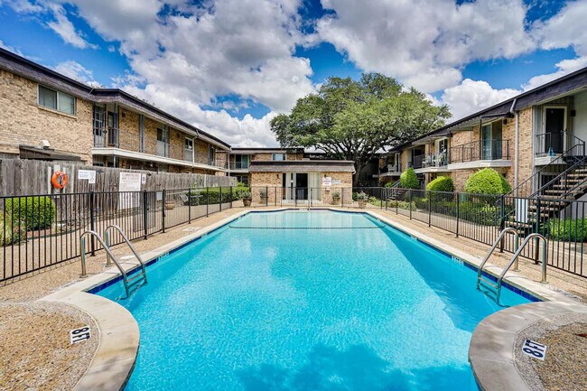 Building Photo - 10228 Regal Oaks Dr