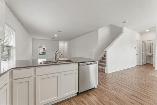 Building Photo - 913 Legends Ln