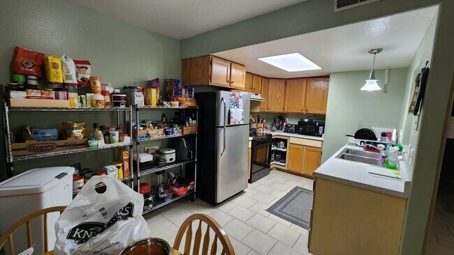 Building Photo - Lau