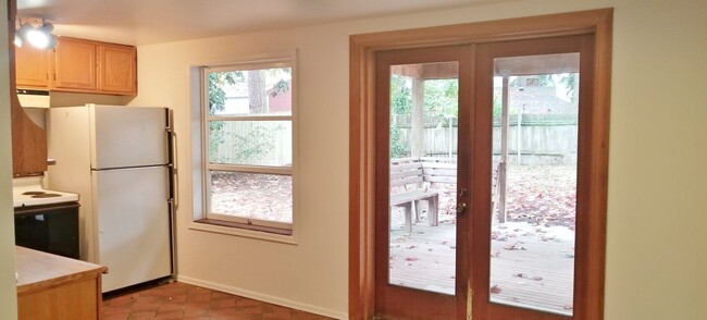 Building Photo - 3 BD 1BA Shoreline Rambler