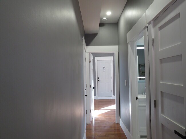 Building Photo - 32 Williams St