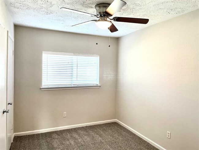 Building Photo - 22226 Meadowhill Dr