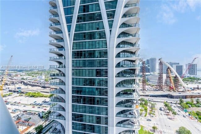 Building Photo - 900 Biscayne Blvd