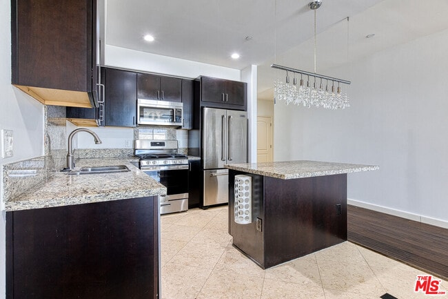 Building Photo - 401 N Serrano Ave