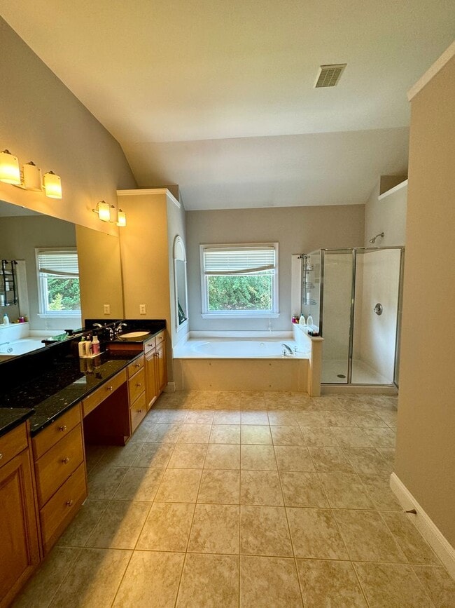 Building Photo - AVAILABLE AUGUST 23.  Spacious 5BR Home in...