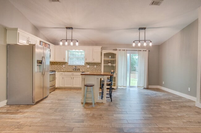 Building Photo - Navarre 3BR/2BA Home Near Beaches & Hurlburt Field with Updated Kitchen, Split Floor Plan & Spaci...