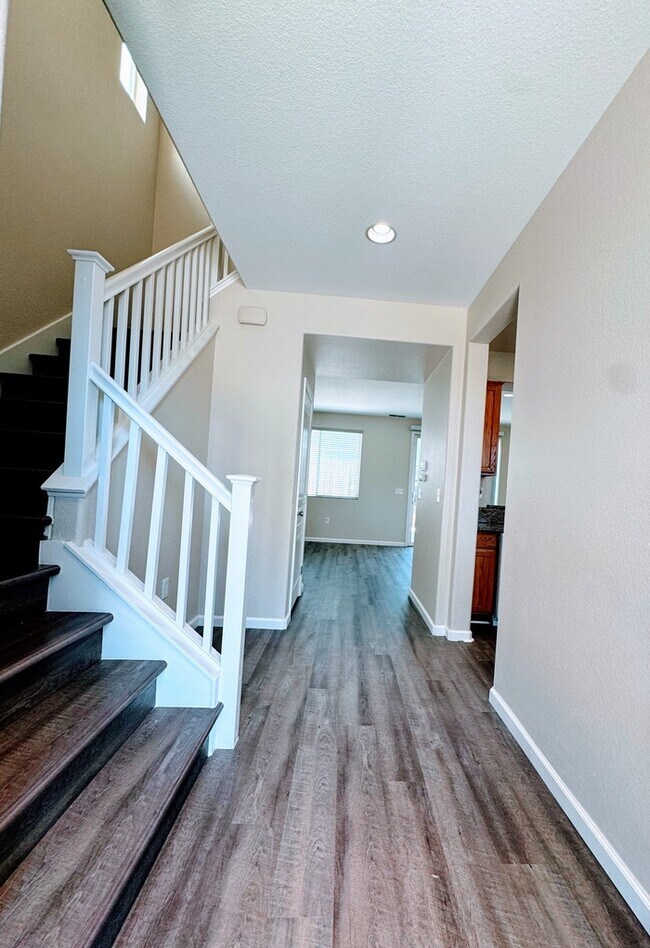 Building Photo - Gorgeous 3 bedroom for rent