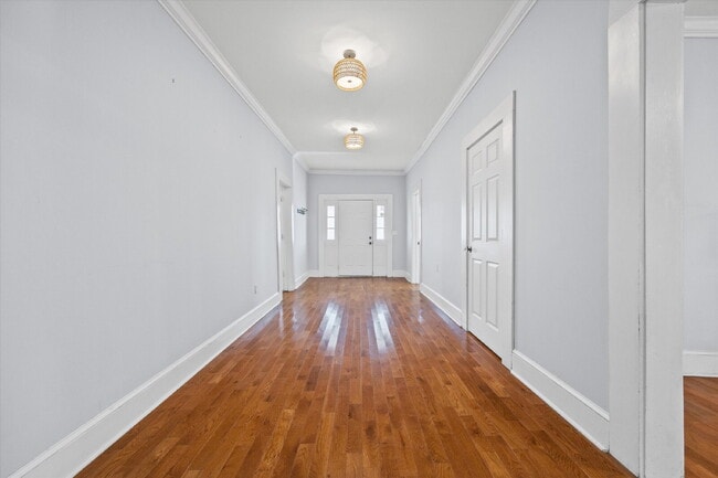 Building Photo - 512 Banks St