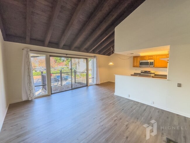 Building Photo - Apartment for Rent in Chico CA | Pool, Spa, Near Bidwell Park, Pet Friendly