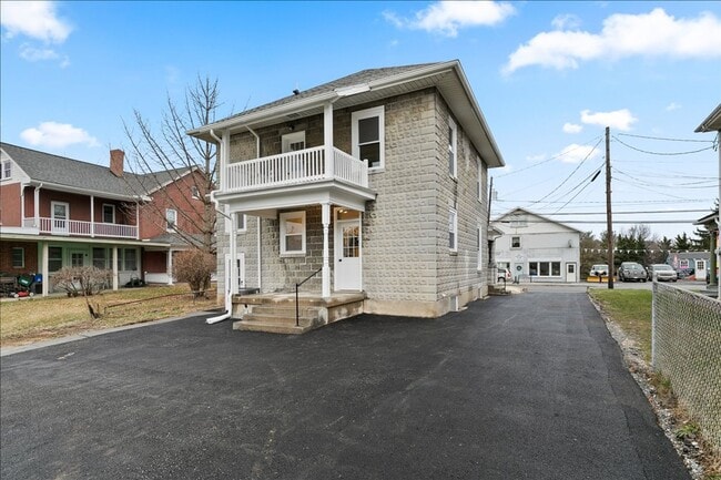 Building Photo - 584 W Main St