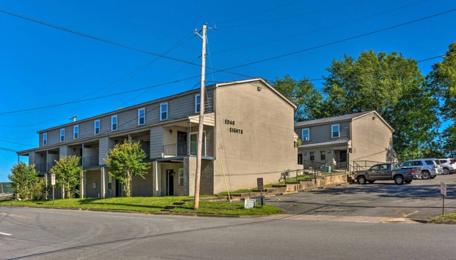 Building Photo - 800 S Elm St