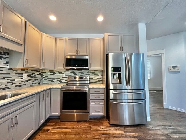 Building Photo - 3 Bed, 3 Bath Townhome in Fort Collins!