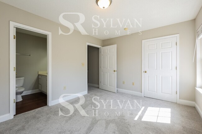 Building Photo - Charming 3BR 2.5BA Townhome Ready for Move...