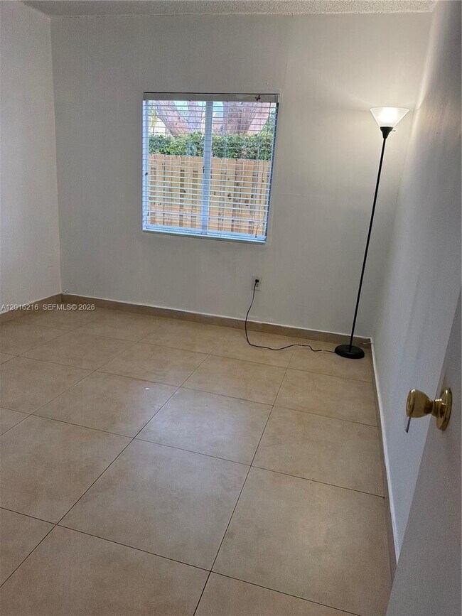 Building Photo - 6255 SW Kendale Lakes Cir