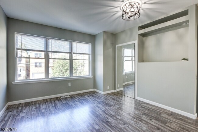 Building Photo - 284 S 6th St