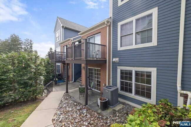 Building Photo - 372 Cambridge Dr